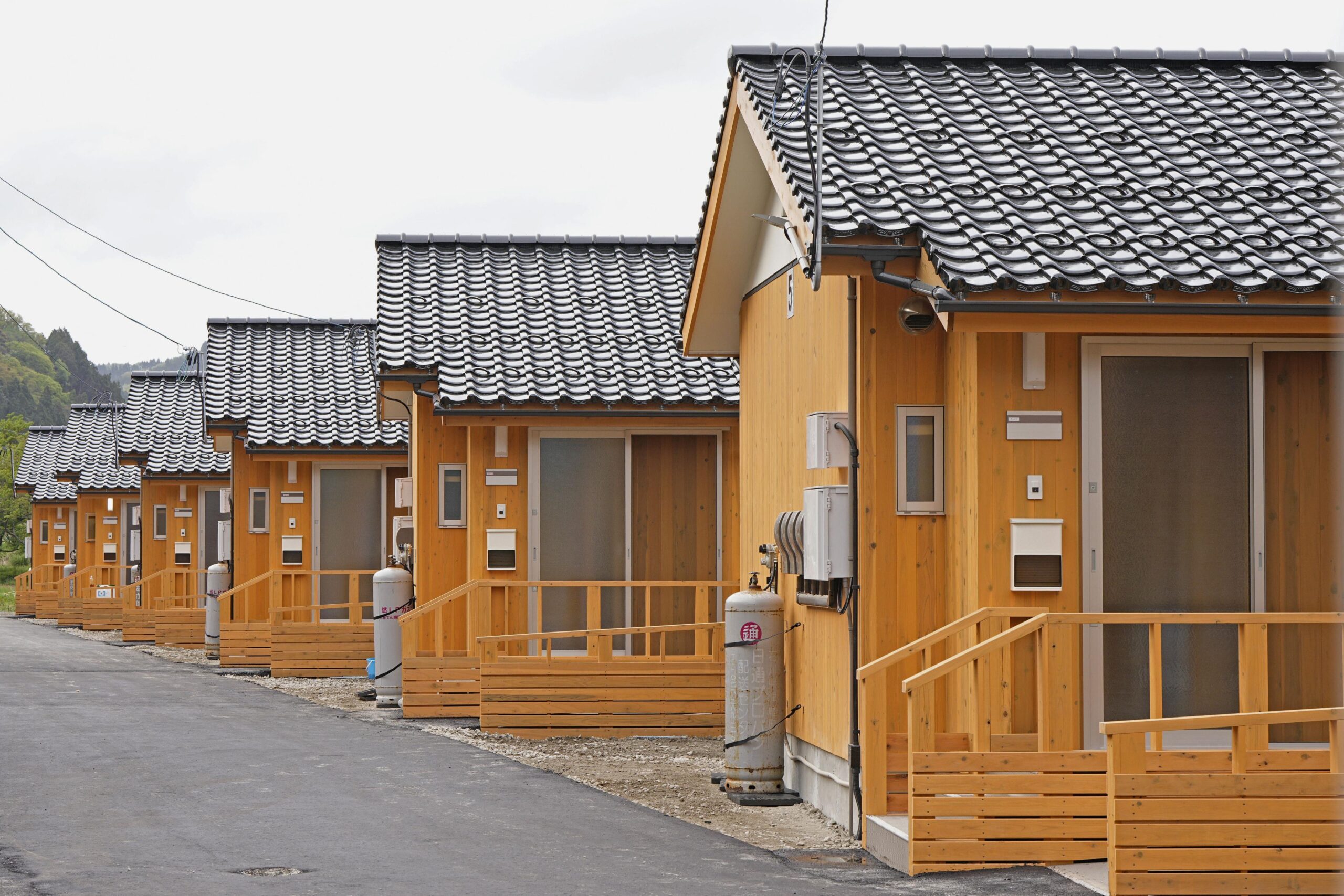 【悲報】能登の被災者ら「仮設住宅が暑く狭い」　窮状訴え